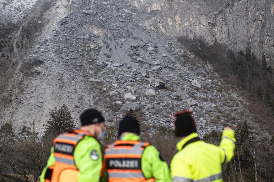 Blick auf das Felssturzgebiet und Einsatzkraefte, aufgenommen am Donnerstag, 11. Februar 2021, in Felsberg. Am Donnerstagmorgen ist es zu einem Felssturz gekommen. Verletzte gab es keine. Ein Haus wur ...