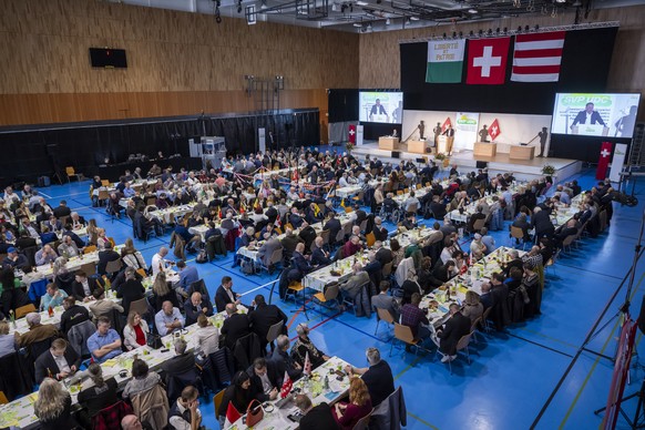 Des membres de l&#039;UDC ecoutent les discours, lors de l&#039;assemblee des delegues du parti de l&#039;Union Democratique du Centre, UDC SVP Suisse, ce samedi 28 mars 2025 a Puidoux (VD). (KEYSTONE ...