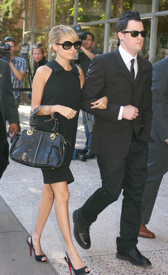 Jul 27, 2007 - Glendale, CA, USA - NICOLE RICHIE enters Glendale Superior Court with her boyfriend JOEL MADDEN, Friday, July 27, 2007, in Glendale Ca. Richie pleaded guilty to driving under the influe ...