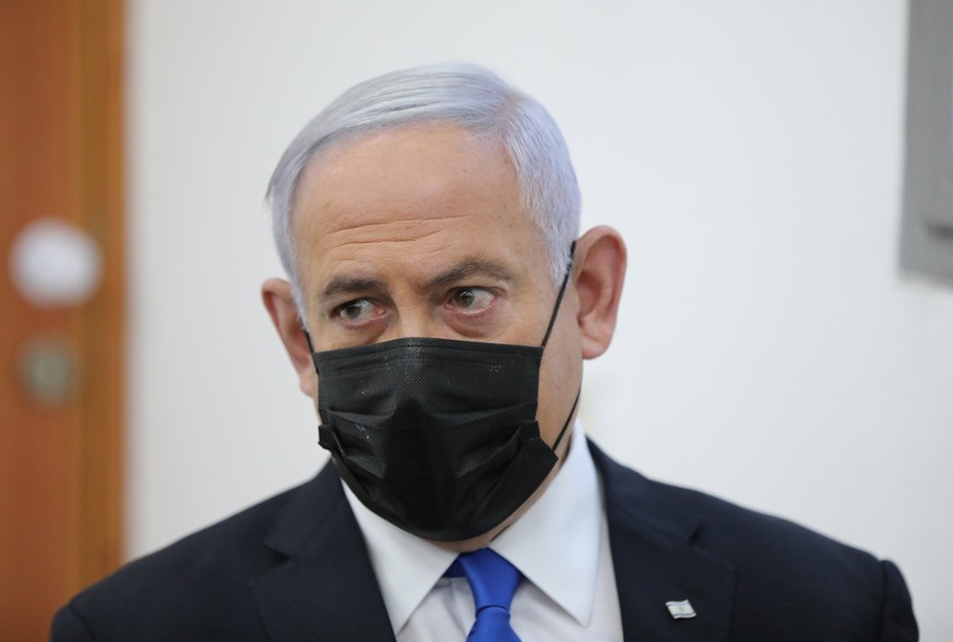 epa09116406 Israeli Prime Minister Benjamin Netanyahu (L) attends the evidentiary stage of his trial over alleged corruption crimes, at the Jerusalem district court, in Salah El-Din, East Jerusalem, 0 ...
