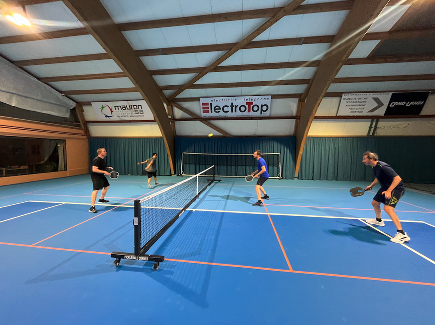 Chaque mardi soir à Valeyres-sous-Montagny, les joueurs de pickleball s'entraînent dans une ambiance très conviviale.
