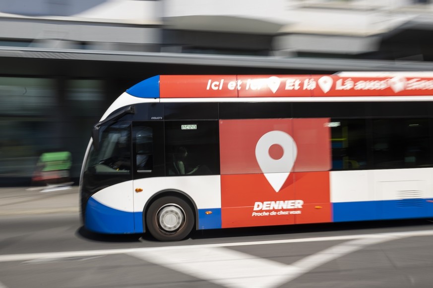 Un bus des transports publics VMCV (Vevey Montreux Chillon Villeneuve) photographie ce lundi 30 juin 2025 a la Grand-Rue a Montreux. (KEYSTONE/Cyril Zingaro)