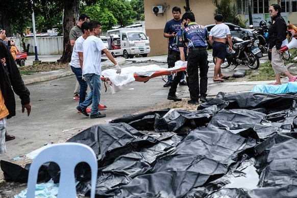 A body on stretcher is carried in Bogo City, Cebu province, Philippines Wednesday, Oct. 1, 2025 after an offshore earthquake on late Tuesday. (AP Photo)
Philippines Earthquake