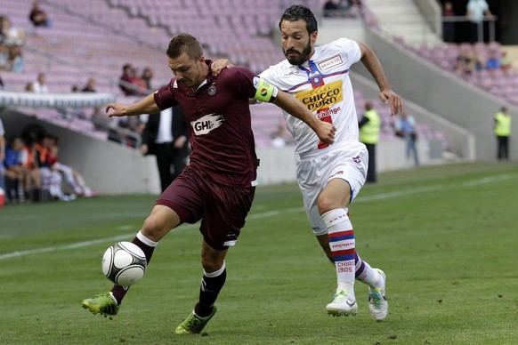 Servette&#039;s Alexandre Pasche, left, fights for the ball with Chiasso&#039;s Gianluca Zambrotta, right, during the Challenge League soccer match of Swiss Championship between Servette FC and FC Chi ...