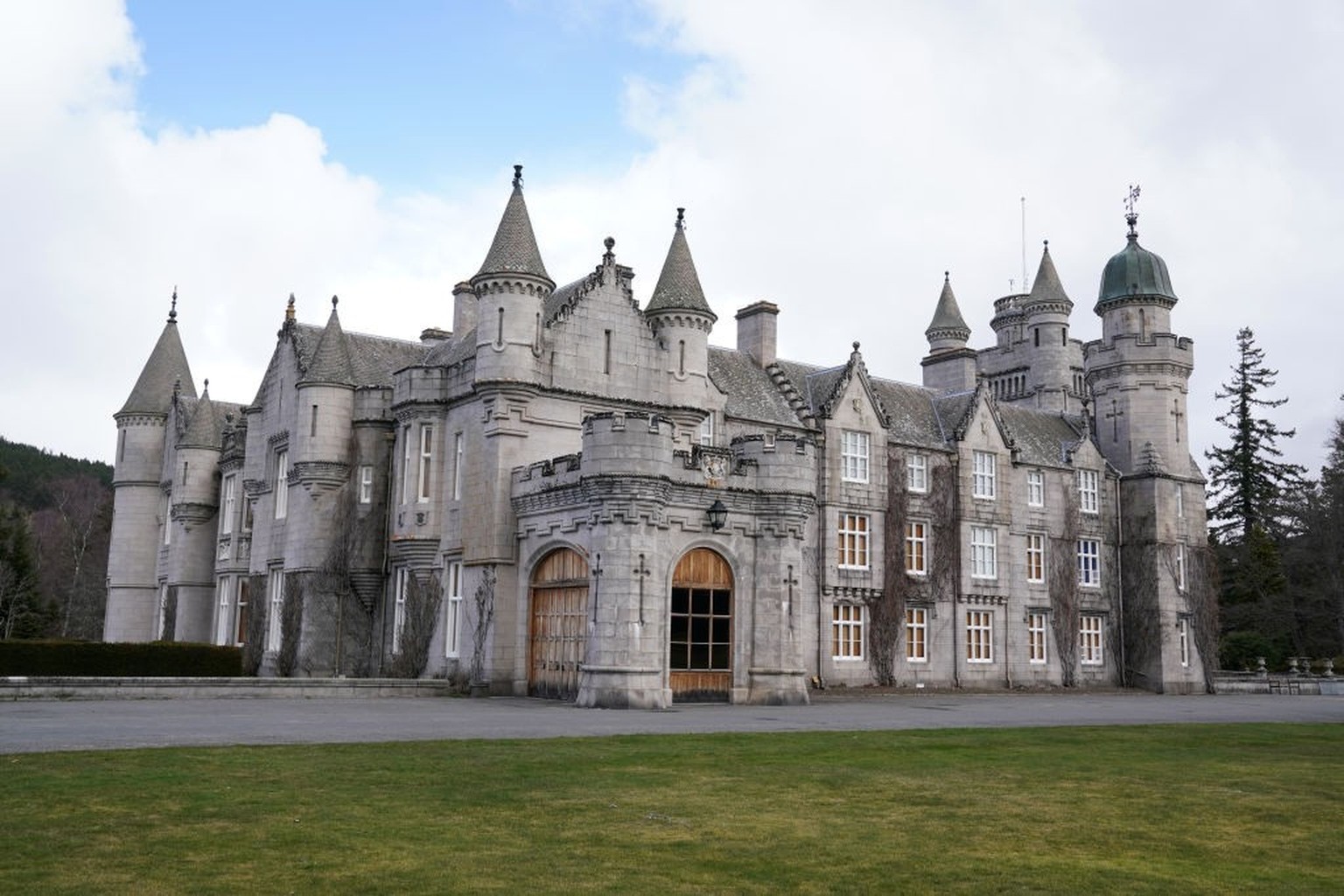 ABERDEEN, SCOTLAND - MARCH 30: A general view of the Castle during the opening of &quot;Life At Balmoral&quot; -The Platinum Jubilee Exhibition at Balmoral Castle on March 30, 2022 in Aberdeen, Scotla ...
