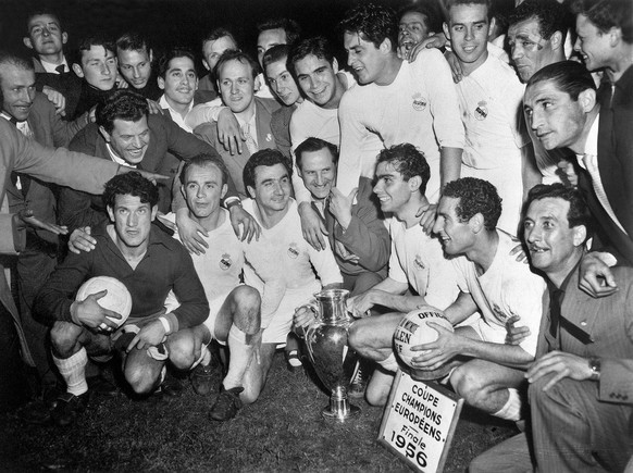 Die Spieler, Trainer, Betreuer und Fans von Real Madrid formieren sich am 13. Juni 1956 vor 40.000 Zuschauern im Pariser Prinzenparkstadion nach dem gewonnenen ersten Finale im Fussball-Europapokal de ...