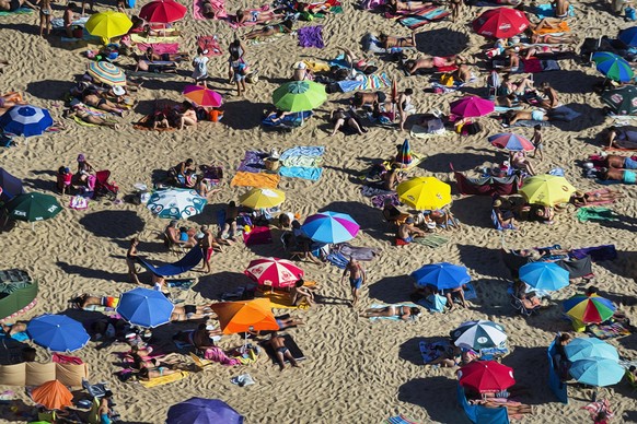 Blick von oben auf anonyme Menschenmenge, Urlauber, farbenfrohe Sonnenschirme am Strand, gutes Sommerwetter, Illustration, stilisiert, Symbolbild, Nazare, Nazaré, Atlantikküste, Portugal, Europa *** V ...