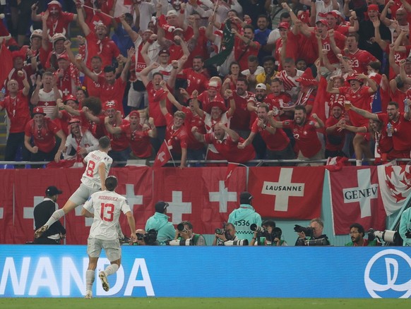 epa10345202 Remo Freuler (up) of Switzerland celebrates scoring the 3-2 lead during the FIFA World Cup 2022 group G soccer match between Serbia and Switzerland at Stadium 947 in Doha, Qatar, 02 Decemb ...