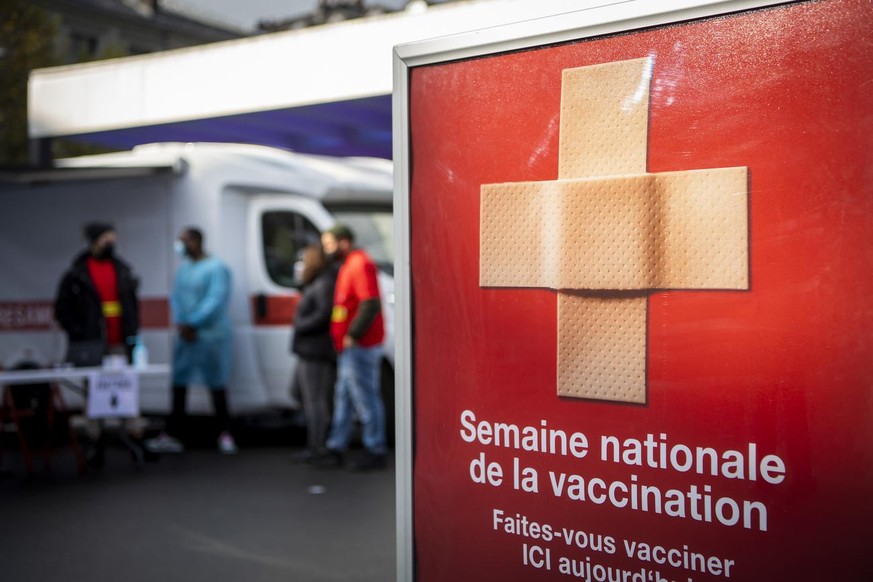 Des personnes de l&#039;equipe de vaccination parlent devant une unite mobile de vaccination sur la place de la Riponne lors de la Semaine nationale de la vaccination le mardi 9 novembre 2021 a Lausan ...