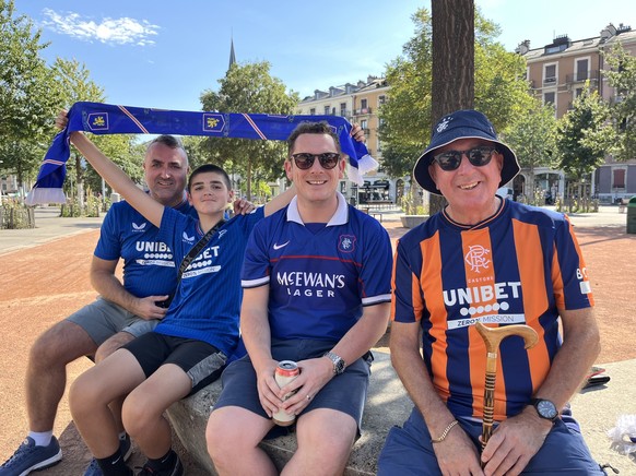 Jack Jr, Cooper, Stuart et Jack Sr (de gauche à droite): trois générations de fans des Rangers réunies à Genève.