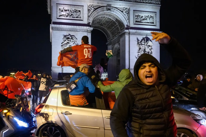 Les supporters marocains célèbrent la qualification de leurs héros pour les demi-finales de la Coupe du monde sur les Champs-Elysées.