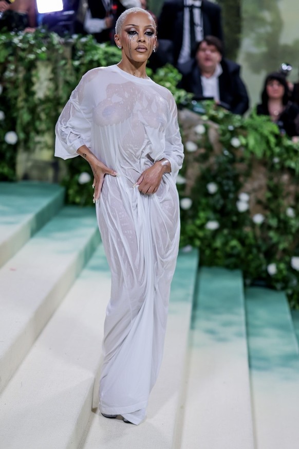 epa11323380 Doja Cat arrives at the red carpet for the 2024 Met Gala, the annual benefit for the Metropolitan Museum of Art's Costume Institute, in New York, New York, USA, 06 May 2024. The event ...