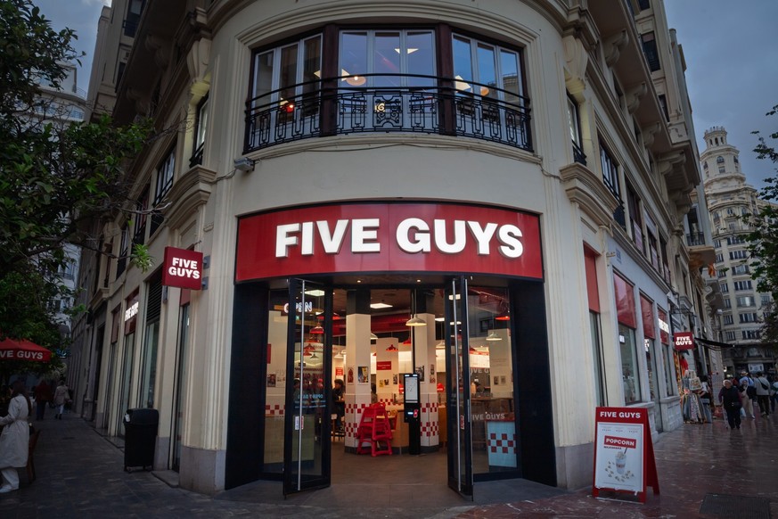 La succursale genevoise de Five Guys a été condamnée pour harcèlement sexuel sur le lieu de travail, après des plaintes de plusieurs femmes entre 2020 et 2022.