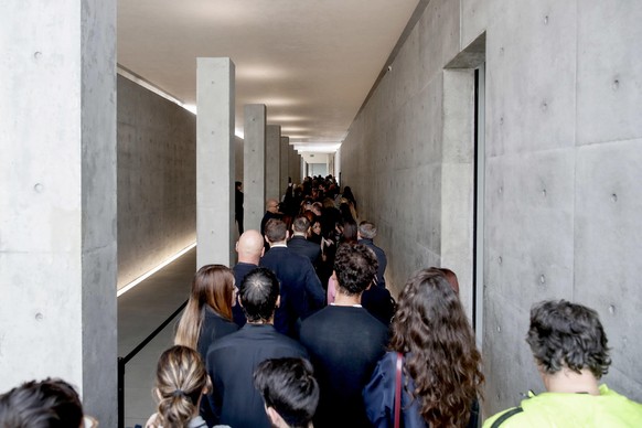 epa12356737 People queue to pay their respects to late Italian fashion designer Giorgio Armani at his funeral chapel in Milan, northern Italy, 06 September 2025. The atelier houses the designer&#039;s ...