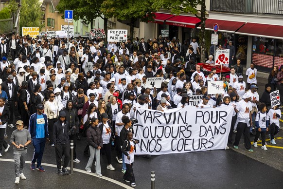 KEYPIX - Des personnes prennent part a une marche blanche en hommage a Marvin, decede dimanche dernier alors qu&#039;il fuyait la police en scooter, ce samedi 30 aout 2025 a Lausanne. (KEYSTONE/Salvat ...