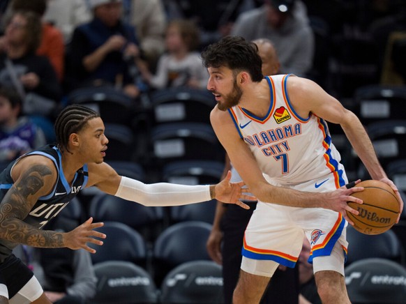 Chet Holmgren (à droite) et le Thunder ont cueilli dimanche leur 15e succès d&#039;affilée