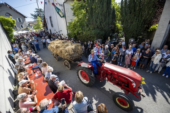 Des participants sur un char defilent dans les rues du village pendant le traditionnel cortege, lors de la 59 eme Fete des Vendanges de Russin, ce dimanche 18 septembre 2022 a Russin pres de Geneve. L ...