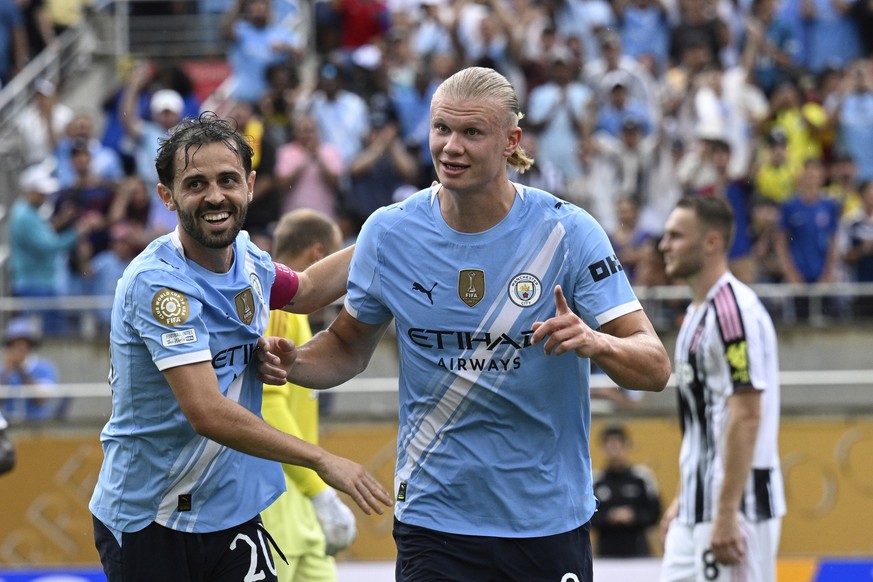 Manchester City&#039;s Erling Haaland, right, celebrates with teammate Bernardo Silva after scoring his side&#039;s third goal during the Club World Cup Group G soccer match between Juventus and Manch ...