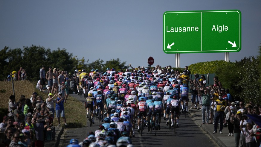 Le peloton arrive entre Lausanne et Aigle pour le plus grand plaisir des amoureux du vélo.