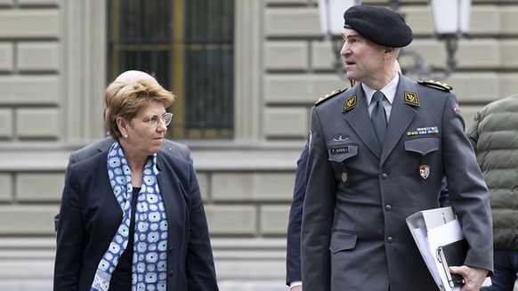 Urs Loher, Ruestungschef, Bundespraesidentin Viola Amherd und Korpskommandant Thomas Suessli, Chef der Armee, von links, kommen zu einer Medienkonferenz zur Armeebotschaft 2024, am Mittwoch, 14. Febru ...