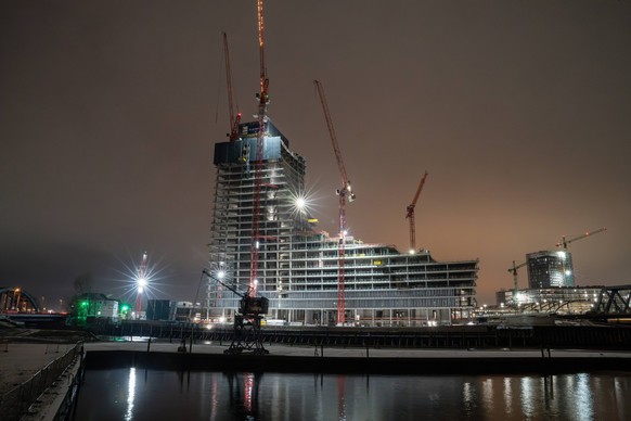 Elbtower in Hamburg - Baustopp im Oktober 2023 Baustelle nach Einstellung der der Zahlungen an das Bauunernehmen Lupp durch die �sterreichische SIGNA-Gruppe des Investors Rene Benko Elbtower hinter El ...