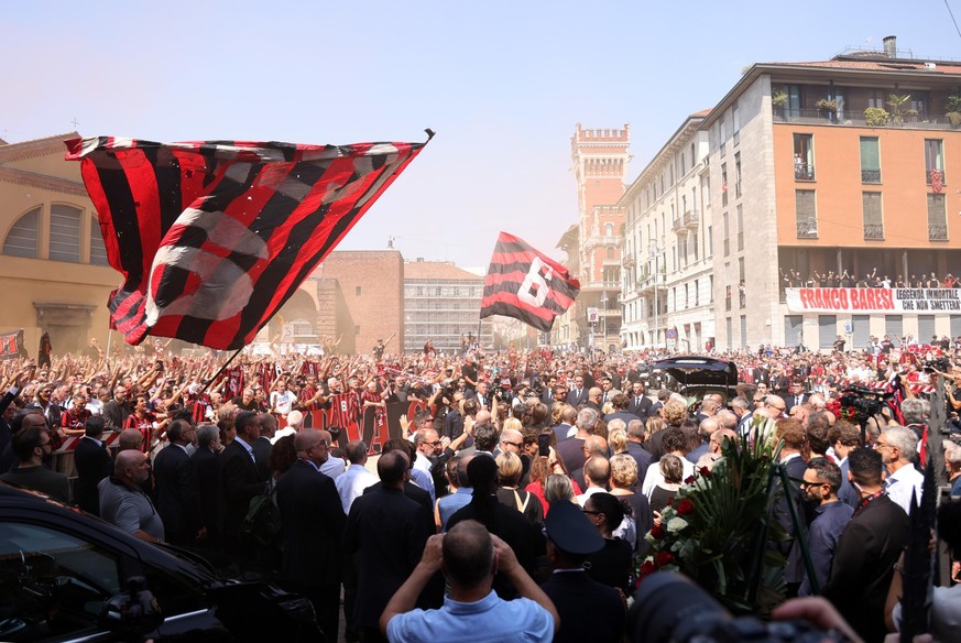 epa13149678 AC Milan's supporters after the departure of Franco Baresi's coffin from the Basilica of Sant'Ambrogio during his funeral in Milan, Italy, 04 August 2026. Italian and AC Mil ...