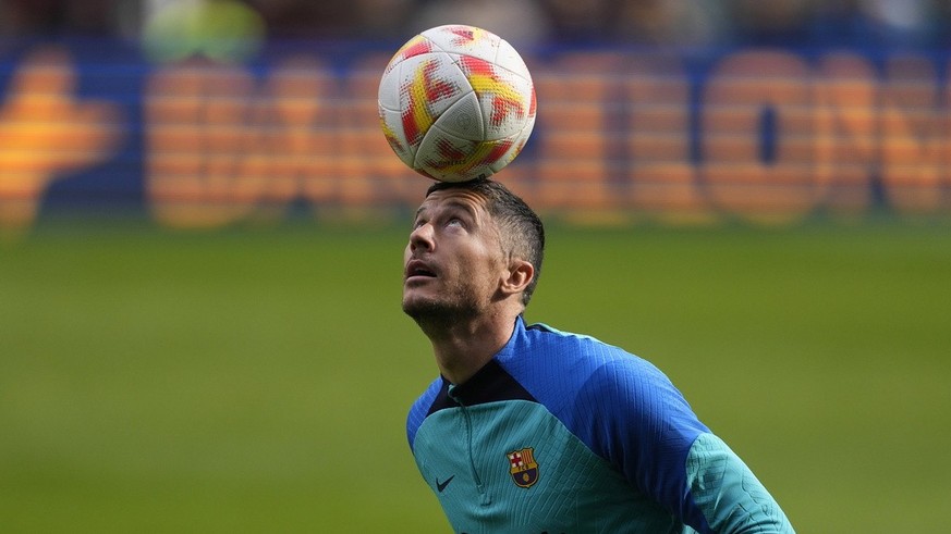epa10386365 FC Barcelona&#039;s Polish striker Robert Lewandowski plays with a ball during the team&#039;s training session, exceptionally open to the public, at Spotify Camp Nou stadium in Barcelona  ...