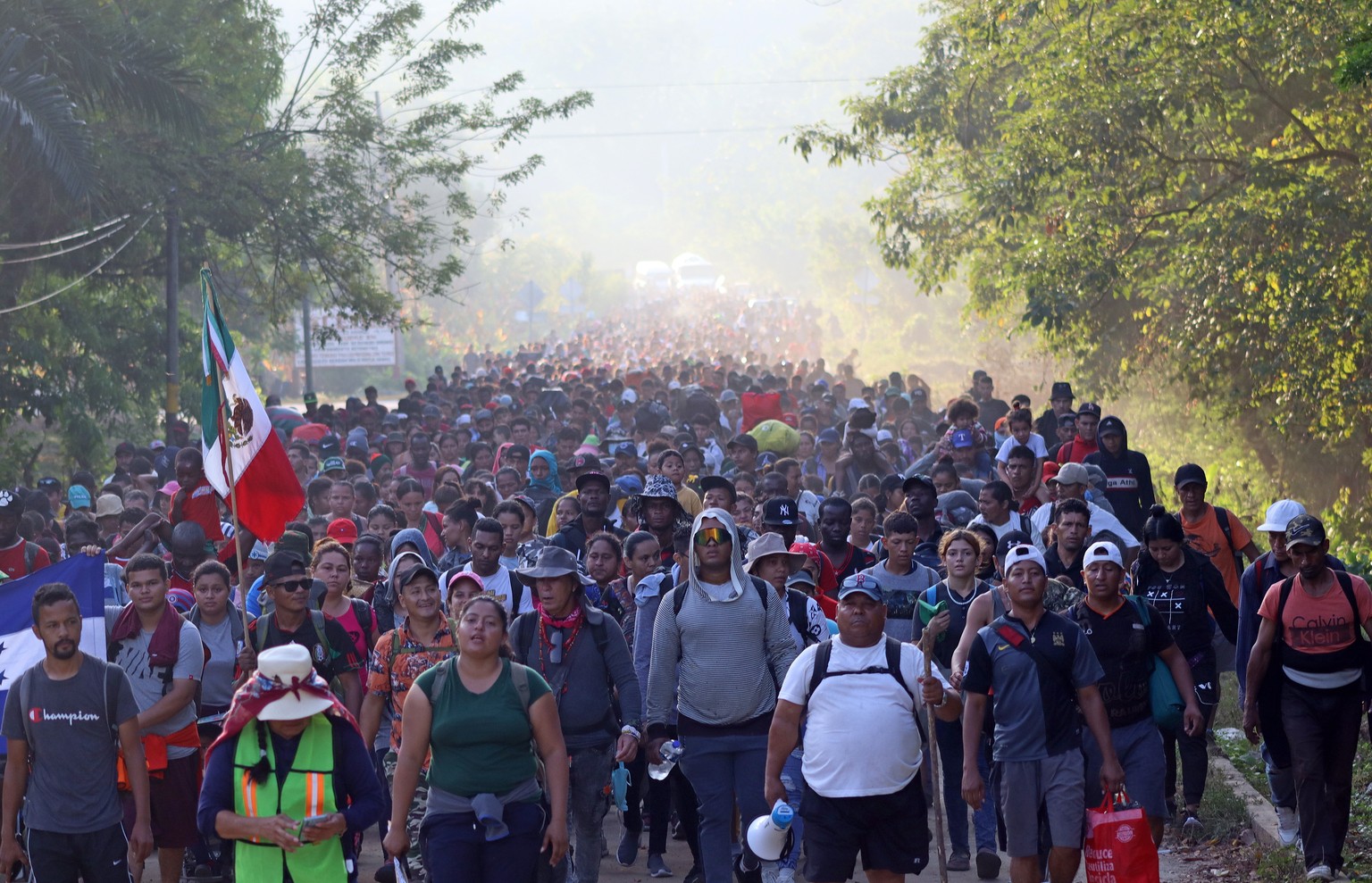 epa11045000 Migrants walk in a caravan heading to the northern border with the US, in the municipality of Huixtla in Chiapas, Mexico, on 26 December 2023. A caravan of more than 6,000 migrants is adva ...
