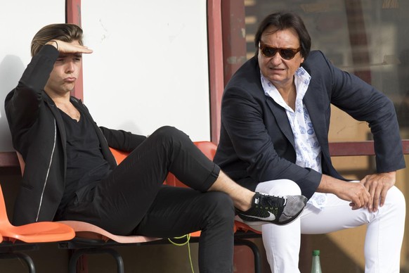 Le president du FC Sion Christian Constantin, droite, et son fils et team manager Barthelemy Constantin, gauche, observent depuis le bord du terrain lors de la rencontre de football du 2eme tour 1/16  ...