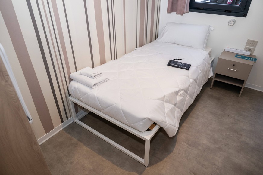 260203 A bed in the an athletes room in Cortina Olympic Village during day -3 of the 2026 Winter Olympics on February 3, 2026 in Cortina. Photo: Mathias Bergeld / BILDBYRAN / kod MB / MB1294 Olympic G ...