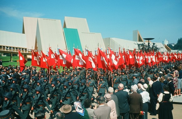 Défilé de l&#039;armée suisse lors de l&#039;Expo nationale de 1964.