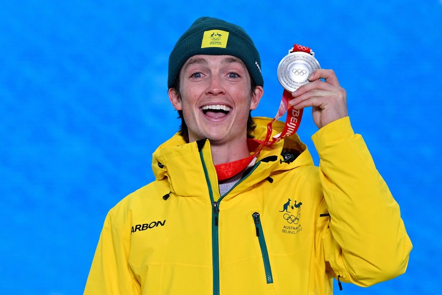 epa09746804 Silver medalist Scotty James of Australia during the medal ceremony for the Men's Snowboard Halfpipe event in Zhangjiakou, China, 11 February 2022. EPA/DAN HIMBRECHTS AUSTRALIA AND NE ...