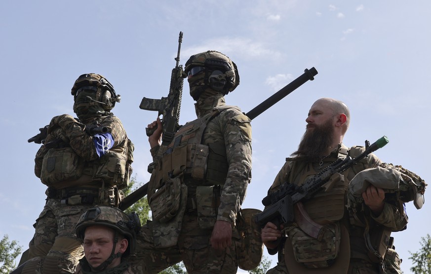 Des combattants de deux groupes armés anti-Poutine lors d&#039;une incursion dans la région de Belgorod.