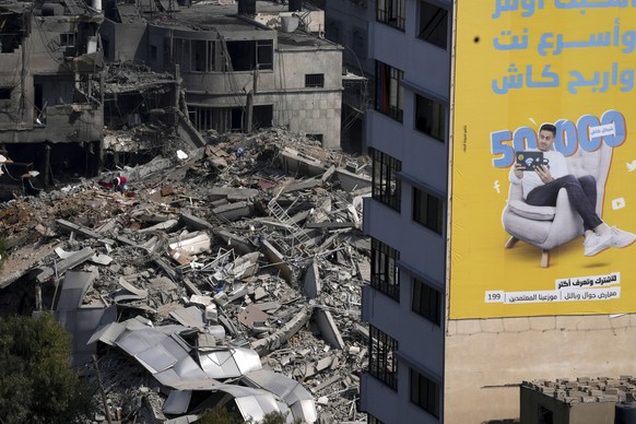Les décombres d'une tour détruite par des frappes aériennes israéliennes dans la ville de Gaza, dimanche.