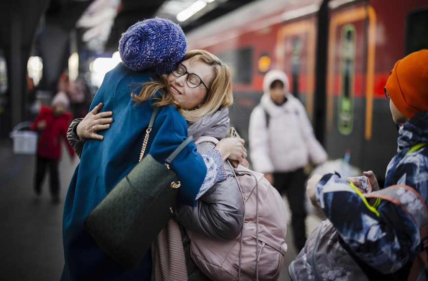 epa09813032 A woman from Ukraine reacts as she receives a hug after her arrival at Zurich&#039;s central station, following Russia&#039;s invasion of Ukraine, in Zurich, Switzerland, 09 March 2022. Ac ...