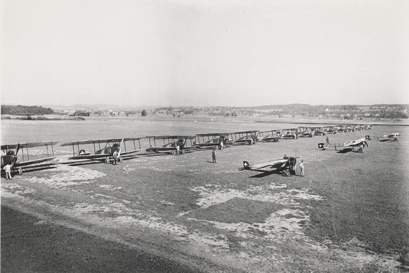 Les jeunes Troupes d’aviation suisses jouèrent un rôle déterminant dans l’ouverture des premières lignes aéropostales en Suisse. Cette photographie présente des appareils fièrement alignés au cordeau  ...