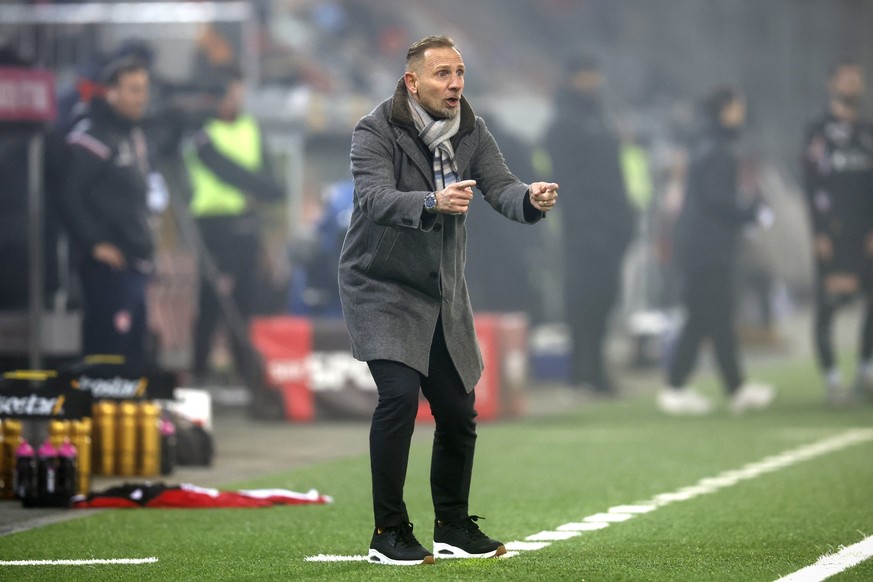 Trainer Mauro Lustrinelli (FCT) im Super League Spiel zwischen dem FC Thun und dem FC St. Gallen, am Samstag, 13. Dezember 2025 in der Stockhorn Arena in Thun. (KEYSTONE/Peter Klaunzer)