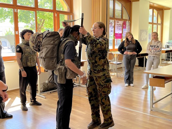 A Colombier (NE), une quarantaine de jeunes femmes ont pris part à une journée d&#039;information de l&#039;armée suisse.