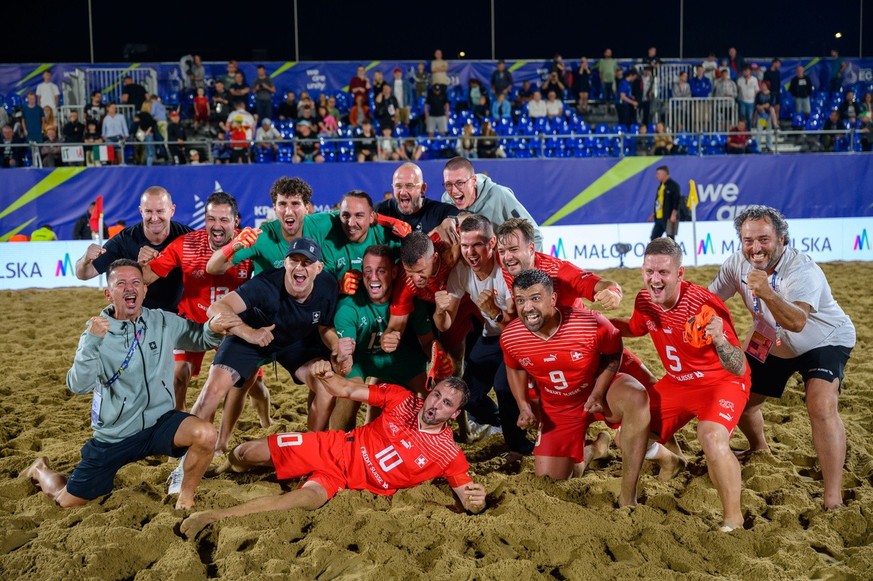 epa10721560 Switzerland team players celebrate after winning he Men&#039;s Gold Medal Beach Soccer match between Switzerland and Italy at the European Games Krakow 2023, in Tarnow, Poland, 01 July 202 ...