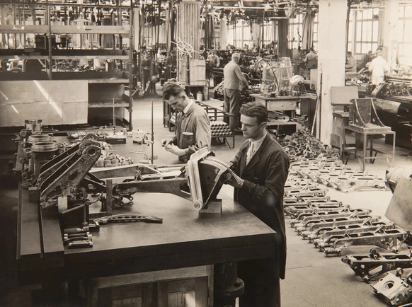Lafettenproduktion in der Waffenfabrik Solothurn, um 1930.
https://museum-alteszeughaus.so.ch/