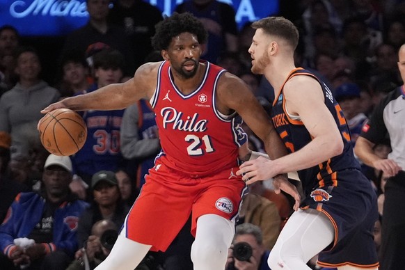 Embiid avec le maillot de Philadelphie en NBA.