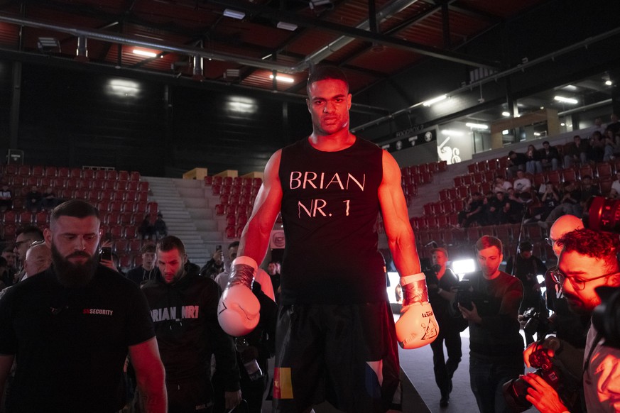 Der Schweizer Boxer Brian Keller vor dem Kampf gegen Claude Wilfried aus Kongo waehrend einem Boxkampf anlaesslich der ICF Fight-Night in der AXA Arena in Winterthur am Samstag, 26. April 2025. (KEYST ...