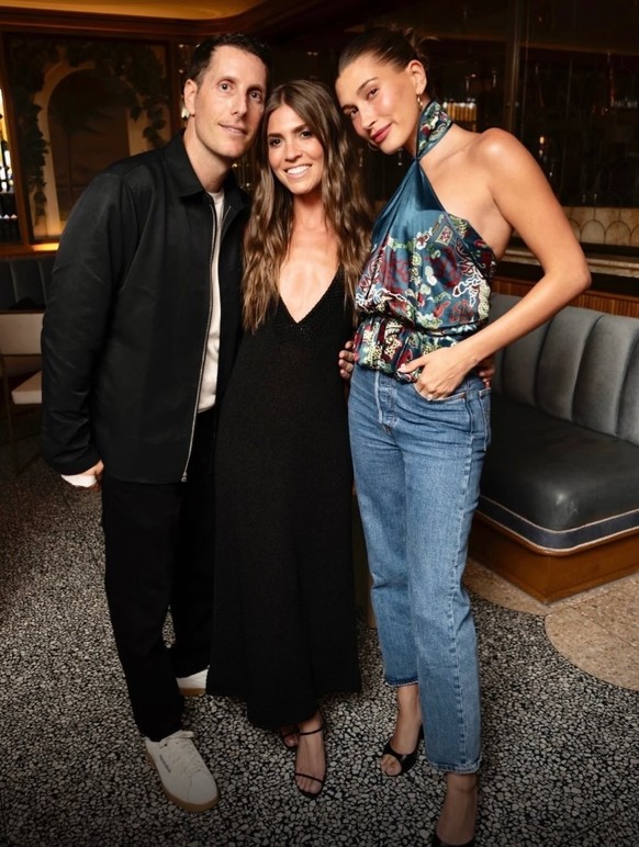 Hailey Bieber était sémillante, comme toujours, en jeans et petit top de satin.