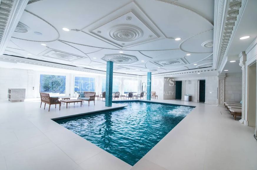 Une piscine intérieure, et une autre gouille extérieure, au cas où on hésiterait.