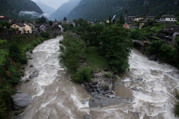 Blick auf den angeschwollenen Fluss Ticino, der aufgrund der starken Regenfaelle Hochwasser fuehrt, am Donnerstag, 8. Juli 2021, in Giornico. (KEYSTONE/Ti-Press/Alessandro Crinari)