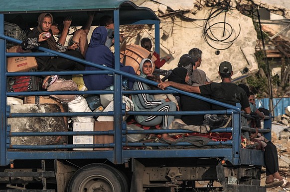 epaselect epa11332413 Internally displaced Palestinians leave with their belongings following an evacuation order issued by the Israeli army, in Rafah, southern Gaza Strip, 10 May 2024.(Issued 11 May  ...