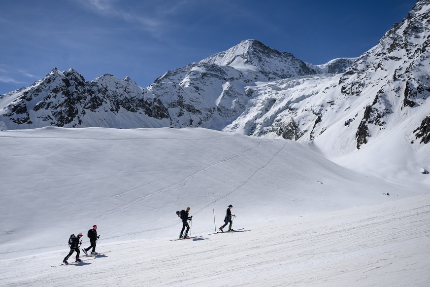 Des randonneurs s&#039;exercent le long du parcours lors d&#039;une conference de presse, avant le depart de la prochaine edition de la Patrouille des Glaciers le samedi 13 avril 2024 a Arolla. La Pat ...