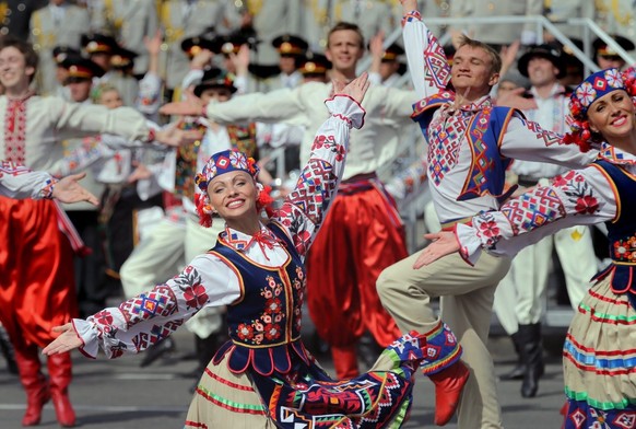 epa04365890 Ukrainian artists in traditional national dresses perform during a military parade to celebrate the Independance Day at the Independence Square in downtown Kiev, Ukraine, 24 August 2014. U ...