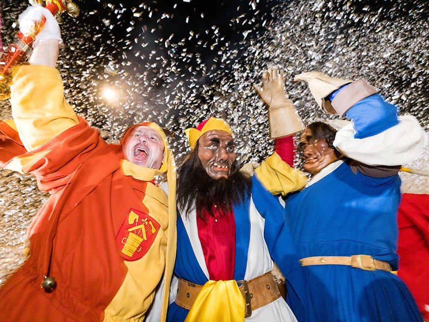 La &quot;famille Fritschi&quot; a lancé le carnaval de Lucerne à travers le traditionnel &quot;big-bang&quot;, sous une pluie de confettis (archives).