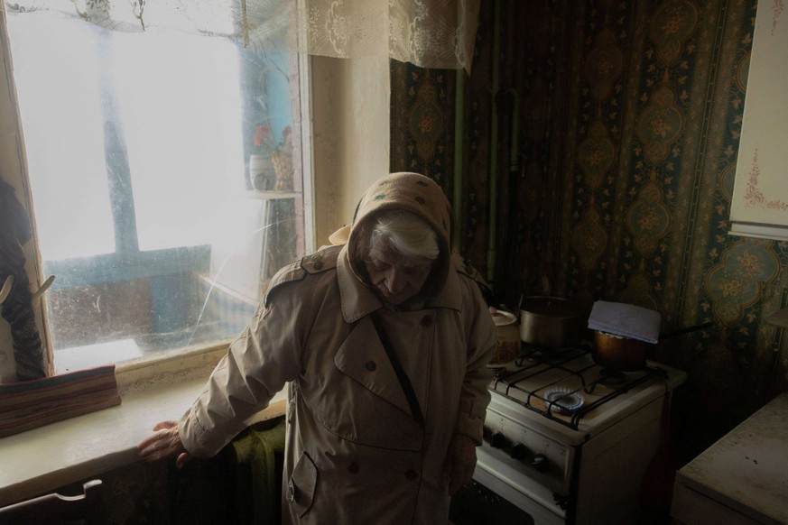 Yevheniia Yeremina, montre comment elle utilise sa cuisinière à gaz pour réchauffer son appartement.
